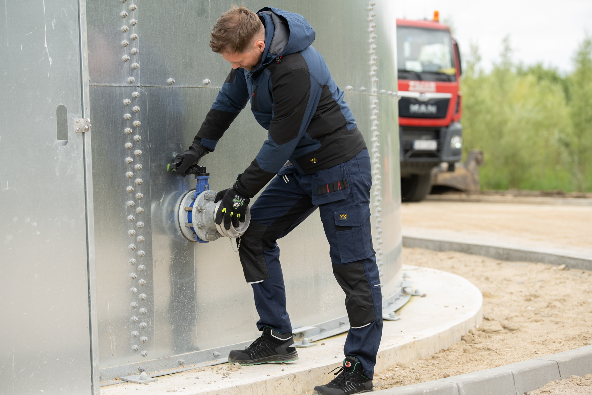 Obraz zawierający ubrania, na wolnym powietrzu, osoba, obuwieZawartość wygenerowana przez sztuczną inteligencję może być niepoprawna.